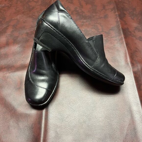 Clarks black leather slip on shoe, size 8 1/2 - Picture 7 of 12